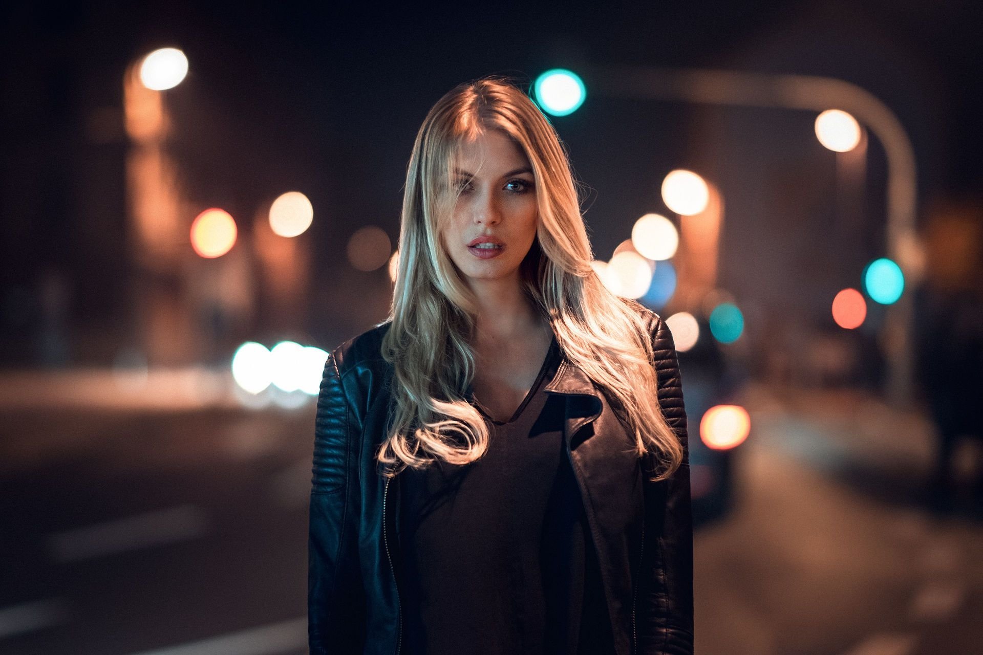 Фото девушки на фоне ночного города