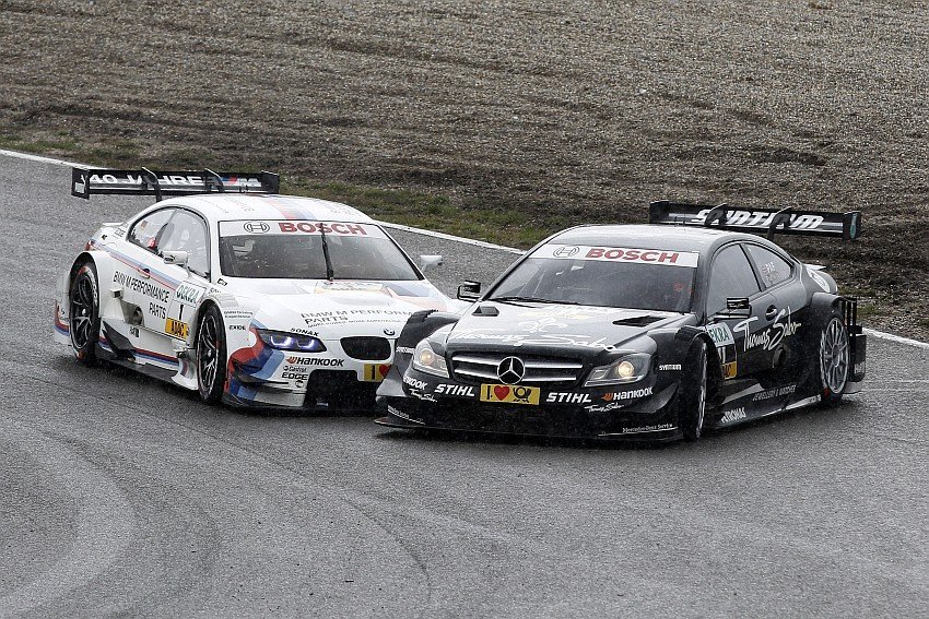 Включи гонки ауди. ДТМ 2012. Mercedes BMW DTM. Гоночная БМВ гоночная Мерседес. Гонки БМВ И Мерседес.