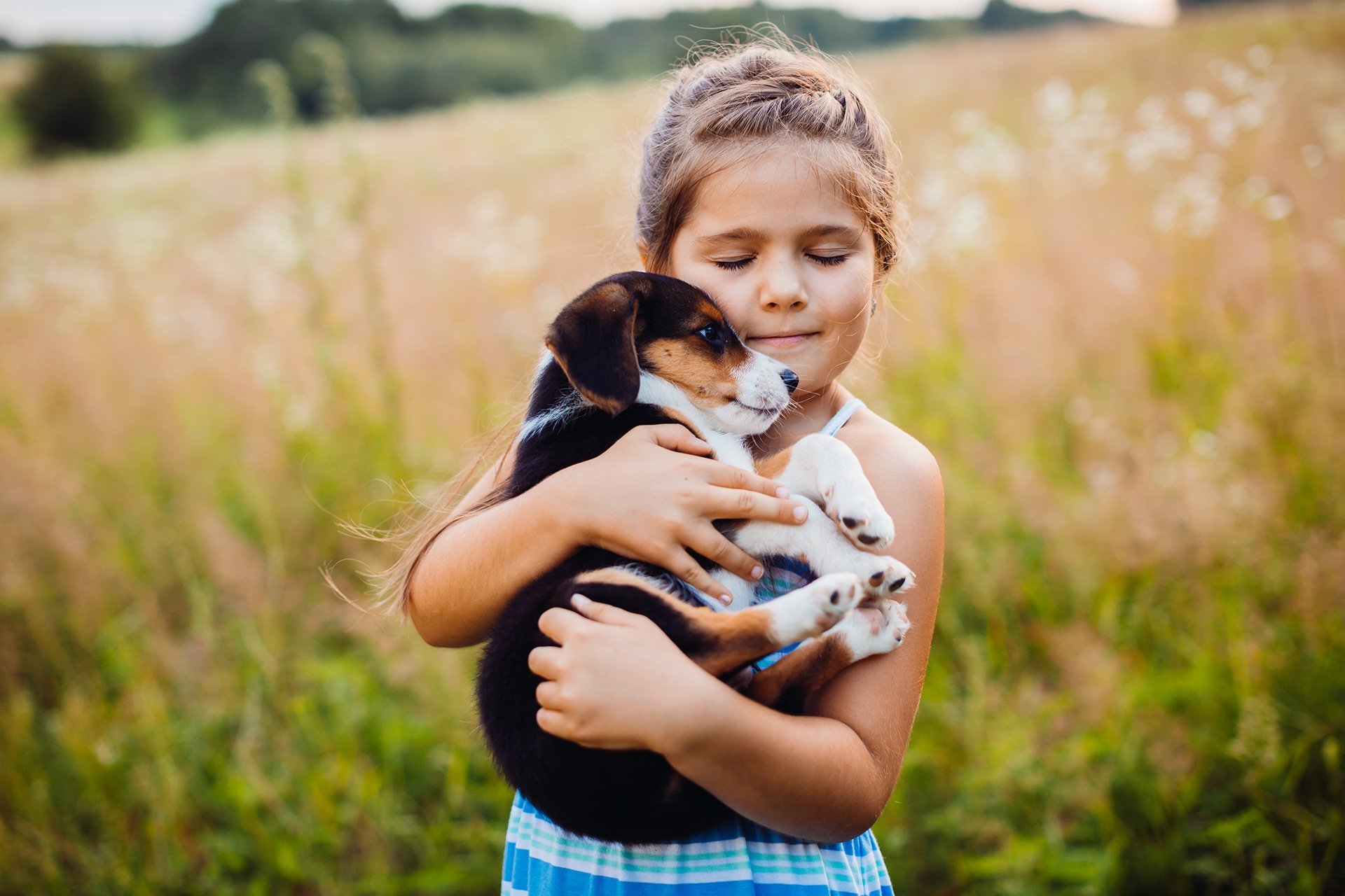 Любовь к животным. Девочка с собакой. Девочка и щенок. Домашние животные для детей. Дети с животными.