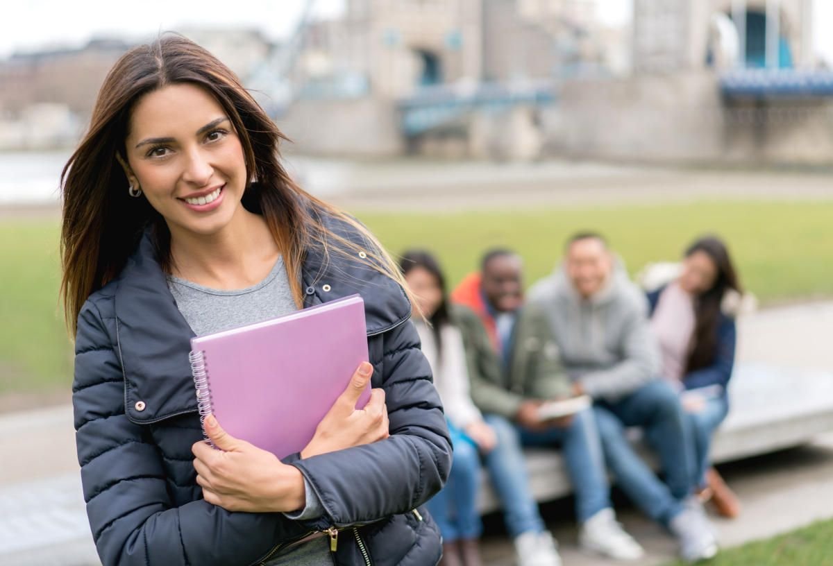 Female student. Радостная студентка. Студентка на заставку. Айдахо 2022 студенты. Student DS.