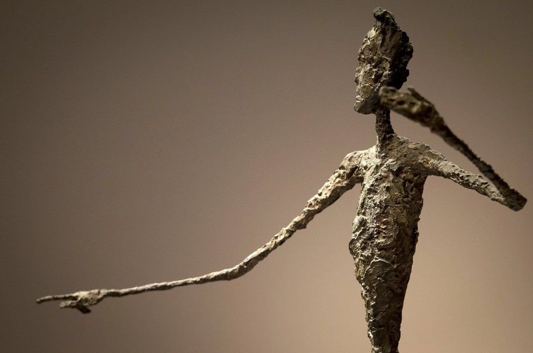 Самого дорогого человечка. Шагающий человек Альберто Джакометти. Скульптура Альберто Джакометти указующий человек. Альберто Джакометти шагающий человек 1960.
