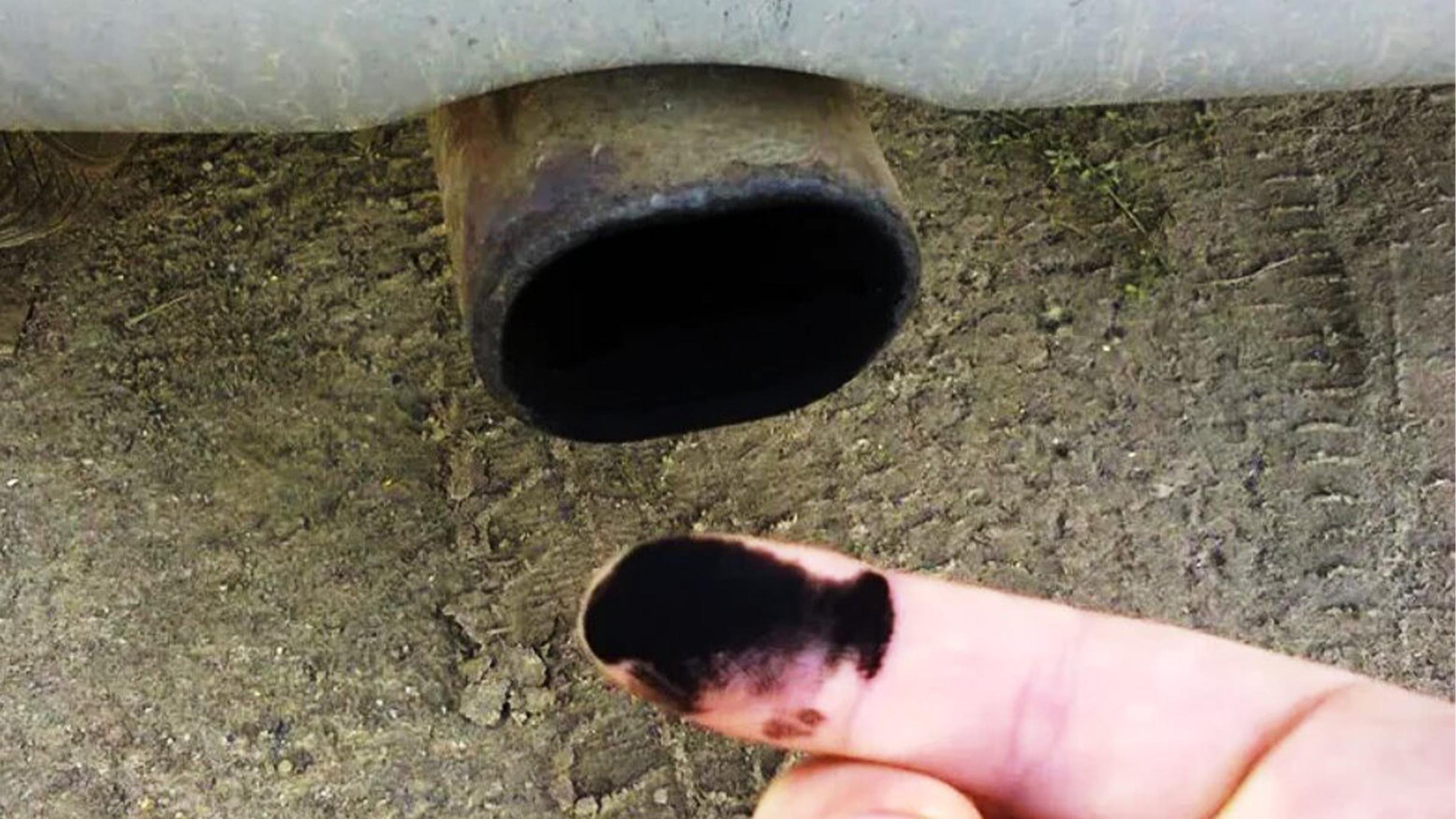 Капающая жидкость из выхлопной трубы. Черная сажа из выхлопной трубы. Конденсат с выхлопа. Почему вылетает из выхлопной трубы. Выхлопные газы.