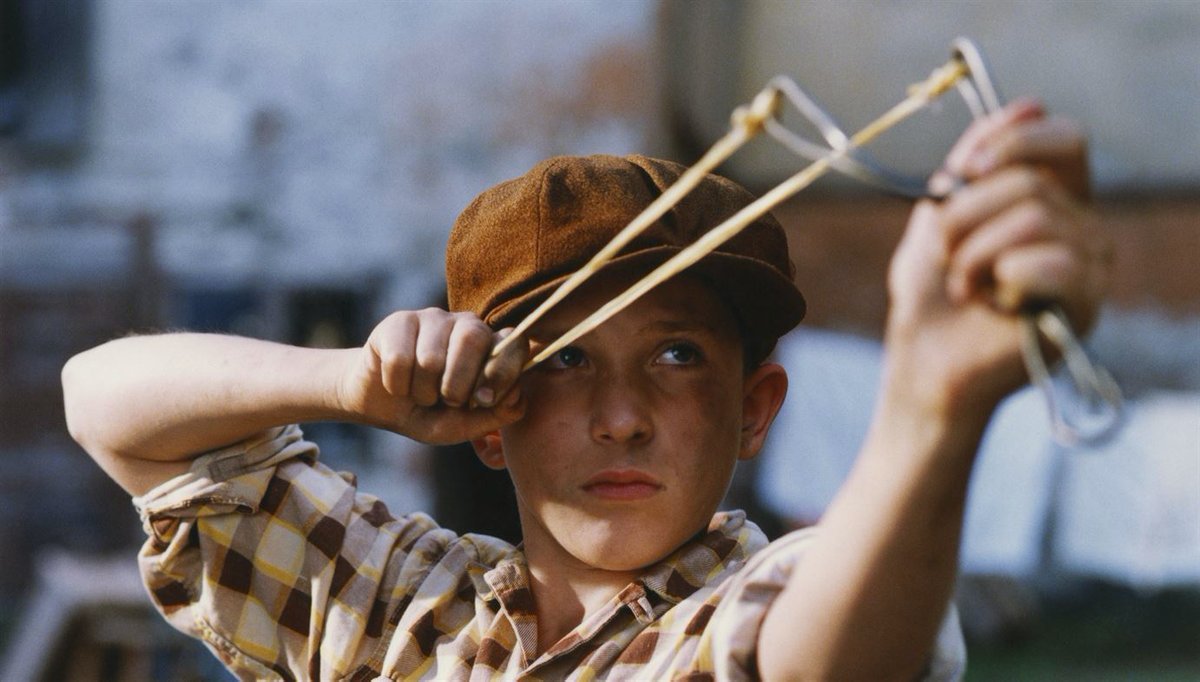 Фото мальчика с яблоком и стрелой