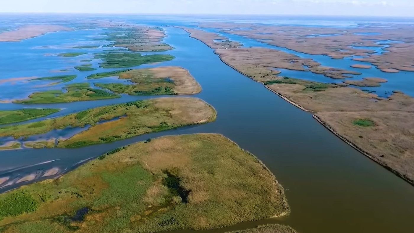 Картинка река впадает в озеро