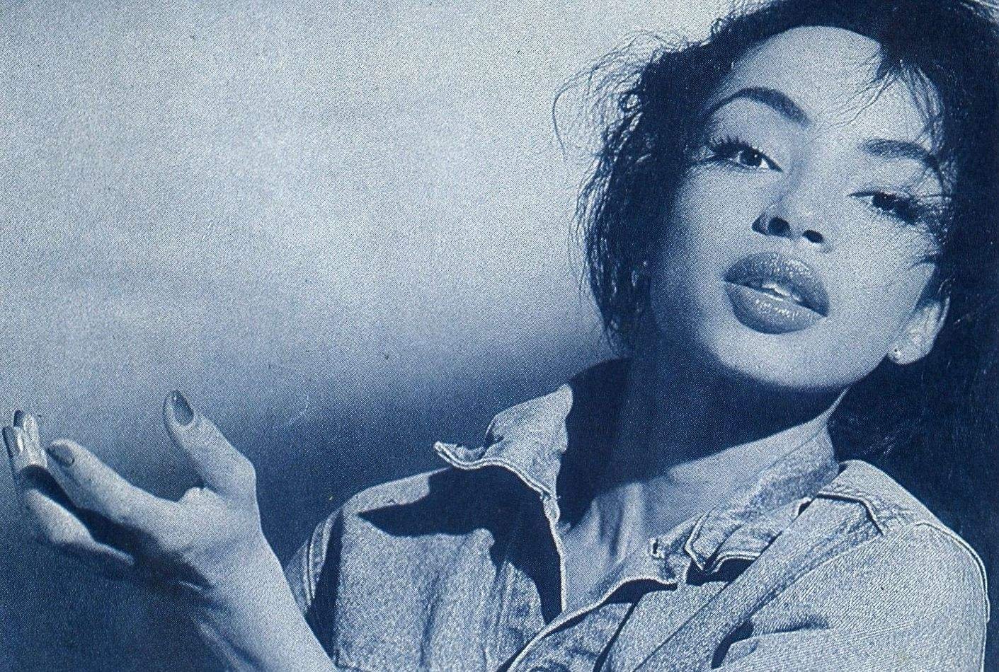 Шаде британский поэт песенник. Sade 1984. Шаде аду Тупак. Шаде обои. Sade - smooth Operator - Official - 1984.