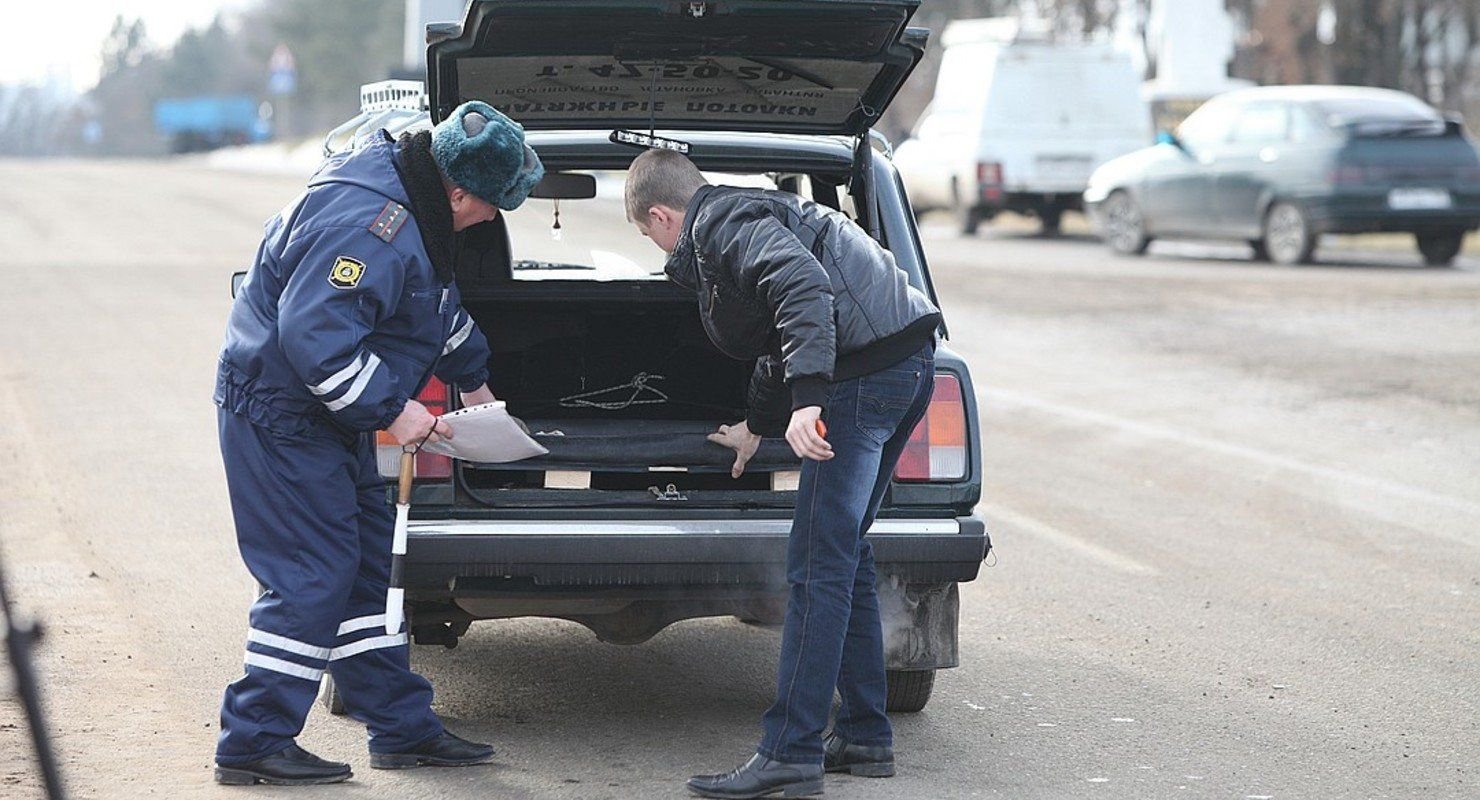 Просить понятых понятых. Досмотр автомобиля. Обыск машины. ДПС досмотр. Гаишник осматривает машину.