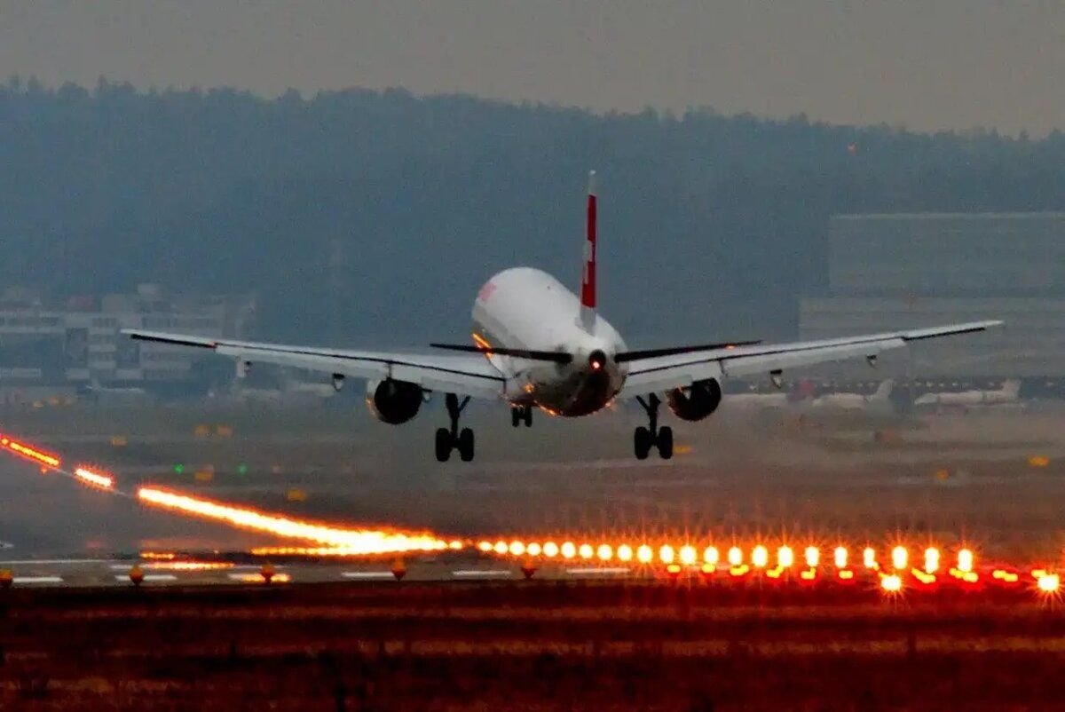 Самолет сели. Боинг 777 взлет Шереметьево. Приземление самолета. Самолет приземляется. Посадка самолета.