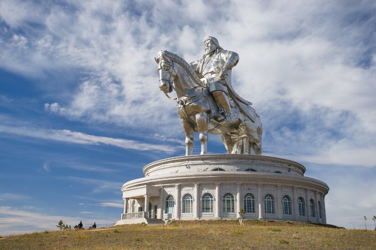 Статуя чингисхана в монголии. Памятник Чингисхану в Улан-Баторе. Памятник Чингисхану в Монголии. Статуя Чингисхана в Цонжин-Болдоге Монголия.