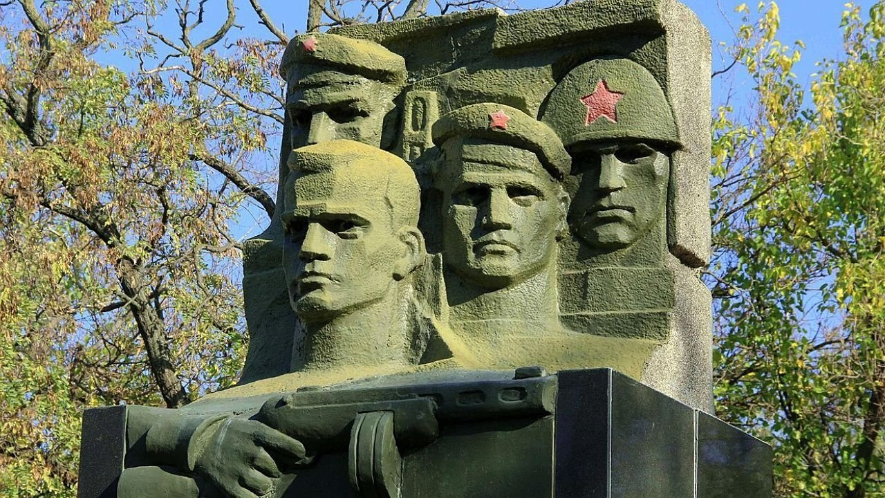 Десант Ольшанского памятник. Памятник героям ольшанцам в Николаеве. Десант Ольшанского в Николаеве. Памятник десантникам г. Николаев Ольшанского.