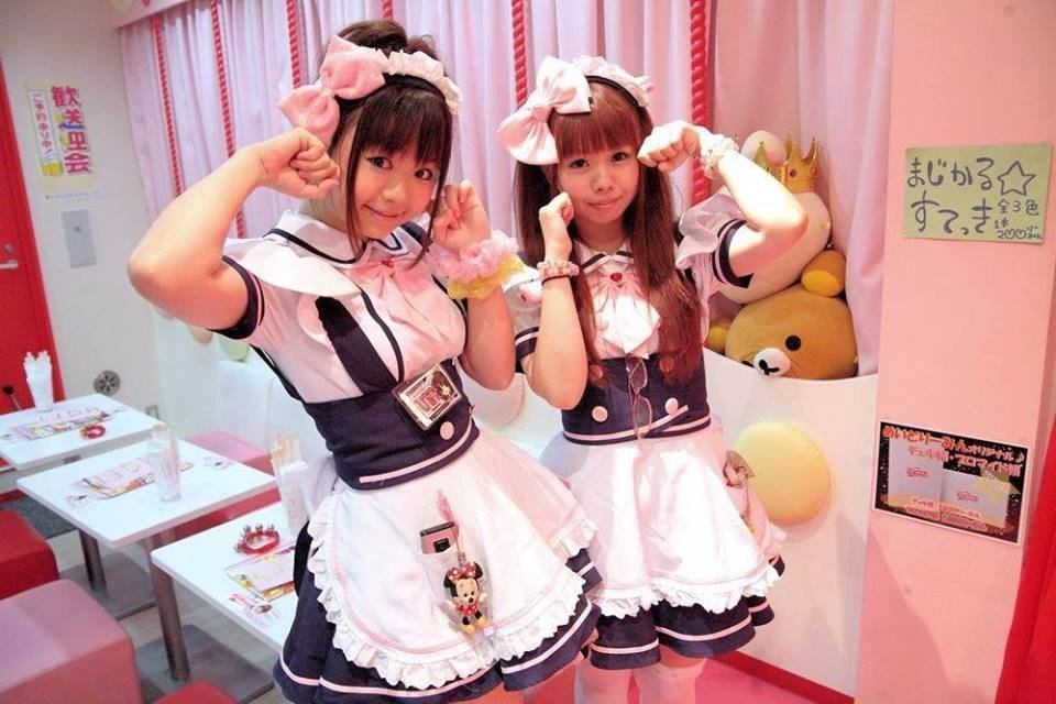 Мейд кафе. Мейд кафе в Японии. Maid Cafe в Японии. Мэйдо кафе в Японии. Мейд кафе в Токио Акихабара.