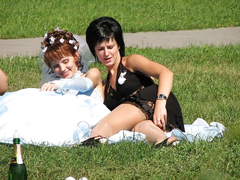 пьяные невесты. подружки невесты засветились. девичник бородиной. на свадьбах девушки в юбках. под подолом платья.