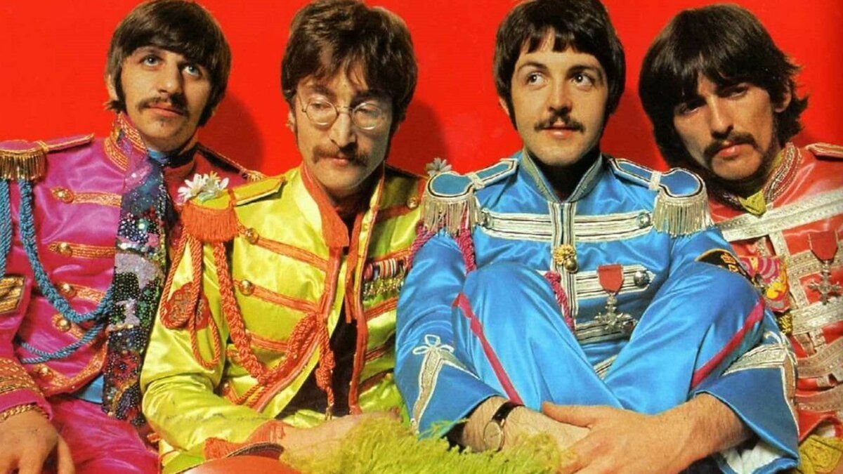 Сержант пеппер. Битлз сержант Пеппер. Sgt Pepper's Lonely Hearts Club Band. Sgt. Pepper s Lonely Hearts Club Band the Beatles. Группа the Beatles 60х.