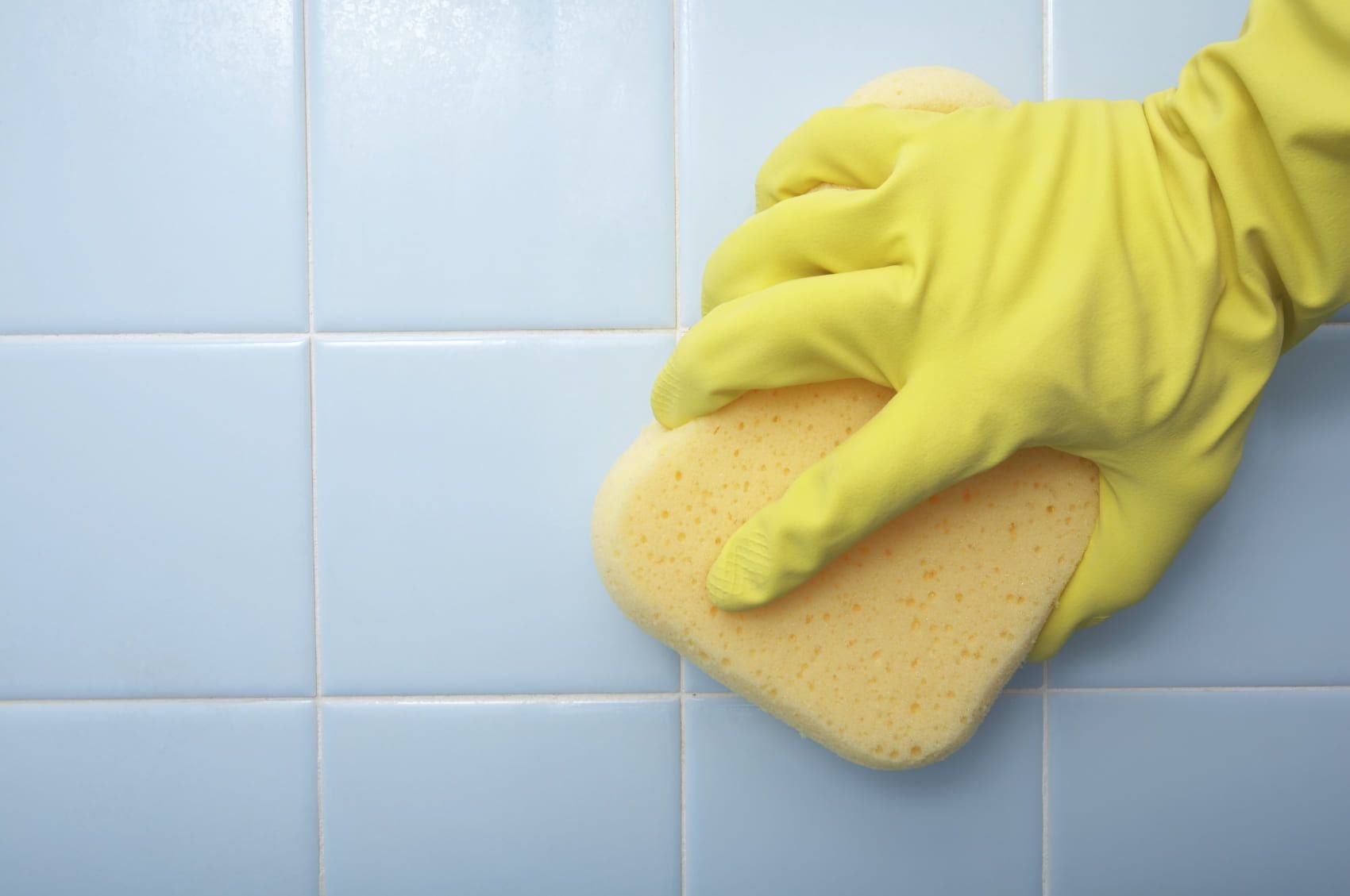 Чем можно отмыть обои. Мытье плитки. Мытье кафеля в ванной. Чистка плитки. Мытье стен.