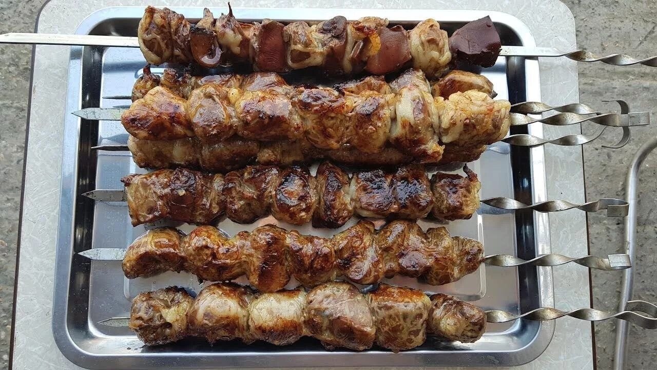 Печень на мангале. Шашлык из бараньей печени. Шашлык из печени в сетке. Говяжья печень в сетке. Печень в бараньей сетке на мангале.