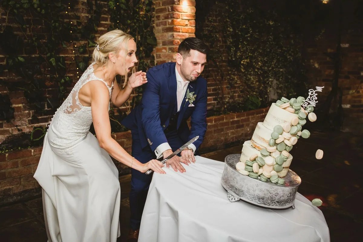 Недавно был на свадьбе. Уронили свадебный торт. Торт на свадьбу. Падающий торт на свадьбу. Торт упал на свадьбе.