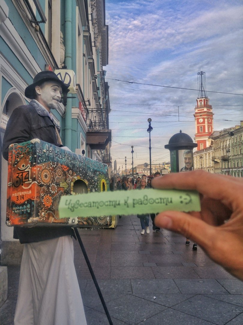 люди на улицах санкт-петербурга. жители питера. население людей в питере. петербург весной. туристы в петербурге.