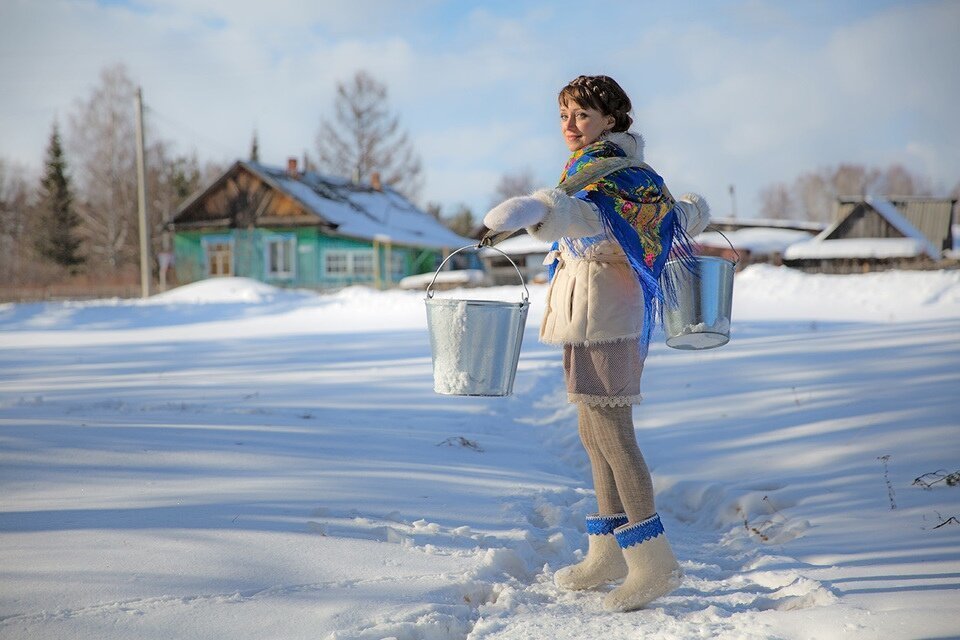 В чем раньше ходили зимой. Девушка в деревне зимой. Деревенская женщина с ведром. Девочка зимой в деревне. Баба с коромыслом зимой.