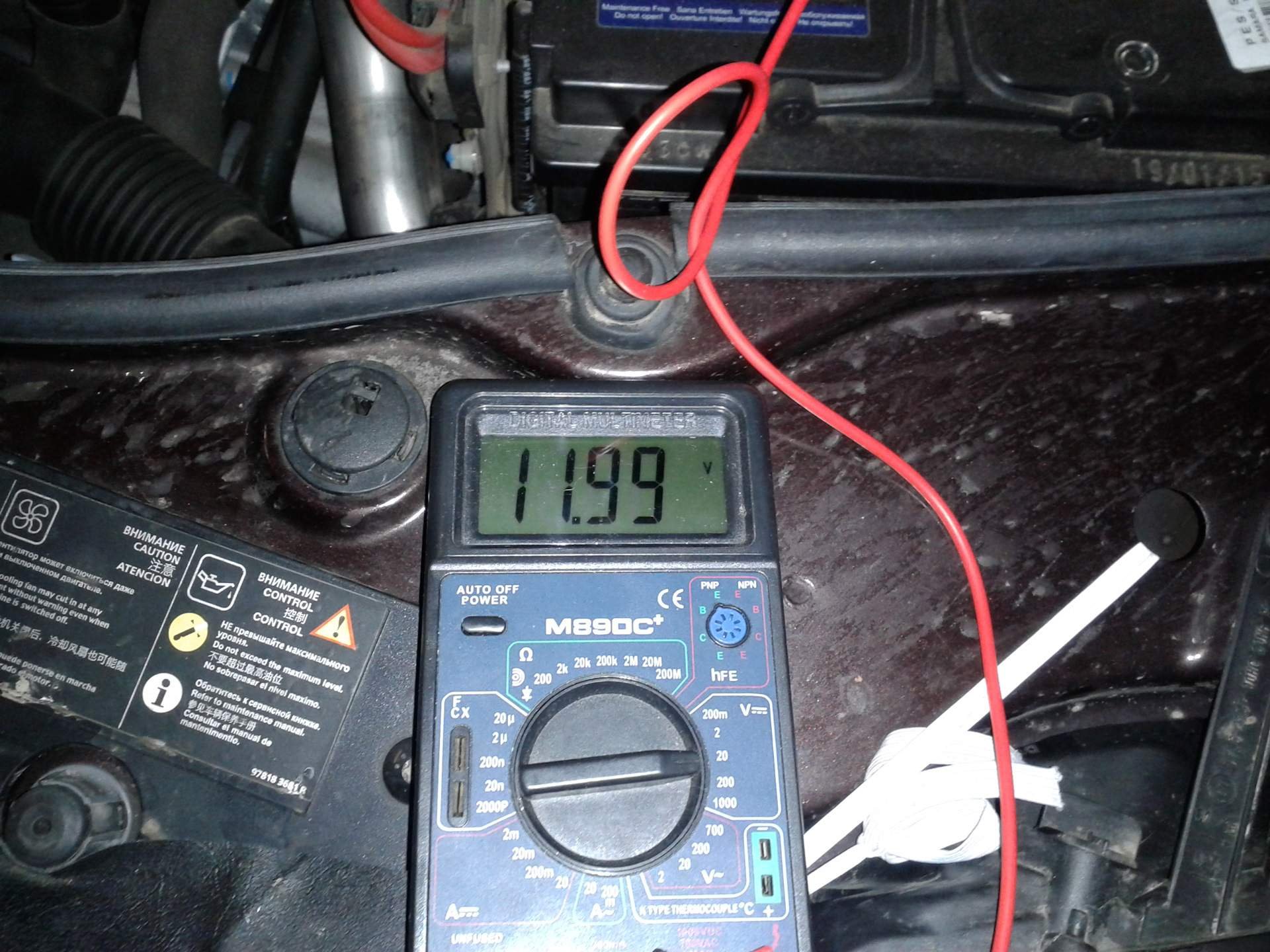 Какое напряжение должно быть на аккумуляторе автомобиля. На аккумуляторе 11,9 вольт, машина со всеми опциями. Степень заряженности аккумулятора по напряжению таблица. 11. Напряжение аккумулятора автомобиля.