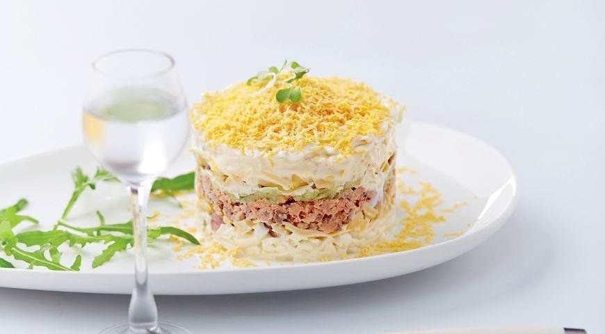 Салат мимоза с горбушей и сливочным маслом. Рецепт салата с сливочным маслом. Салат мимоза. Слоеный салат мимоза. Эрвин салат мимоза.