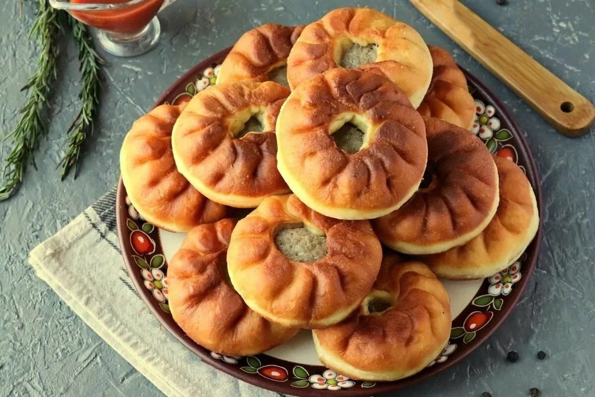 Блюда из теста и мяса на сковороде