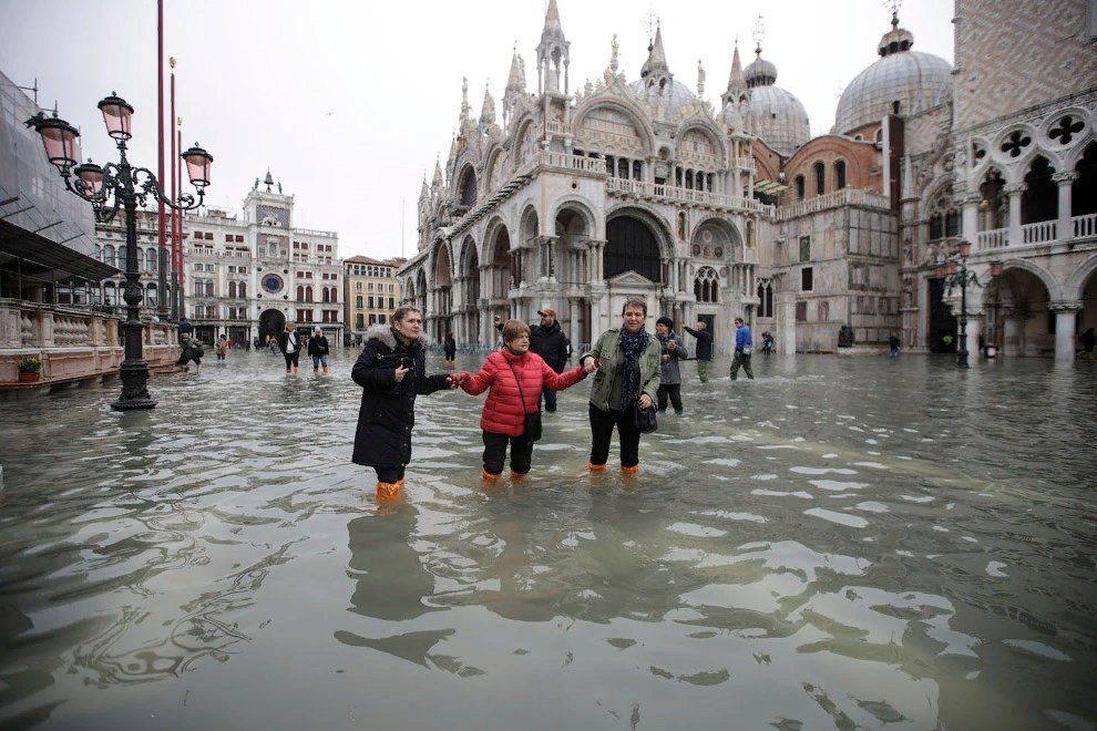 Почему венеция на воде. Наводнение на площади Сан Марко. Венеция площадь Сан Марко наводнение. Венеция Сан Марко наводнение 2019. Венеция площадь Сан Марко сейчас.