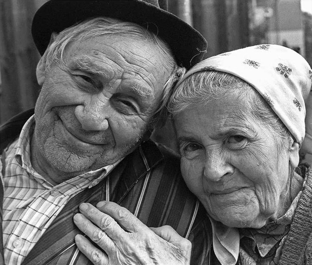 Старые и молодые россия. Бабушка и дедушка. Старенькие бабушки и дедушки. Фотографии бабушек и дедушек. Пожилые родители.