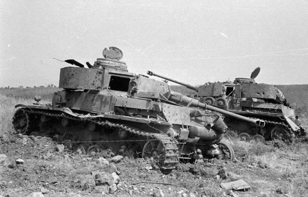 Потери немецких танков. Подбитые танки т-34 на Курской дуге. Курская битва Прохоровка подбитые танки. Подбитый немецкий танк 1941. Танк тигр т4.