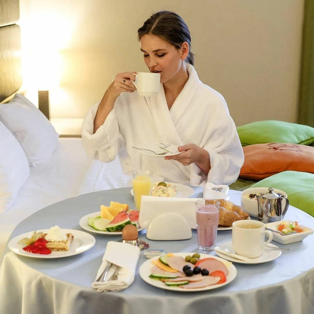 Room service 2024. Завтрак в гостинице. Комплексный завтрак в гостинице. Завтрак в номер в гостинице.