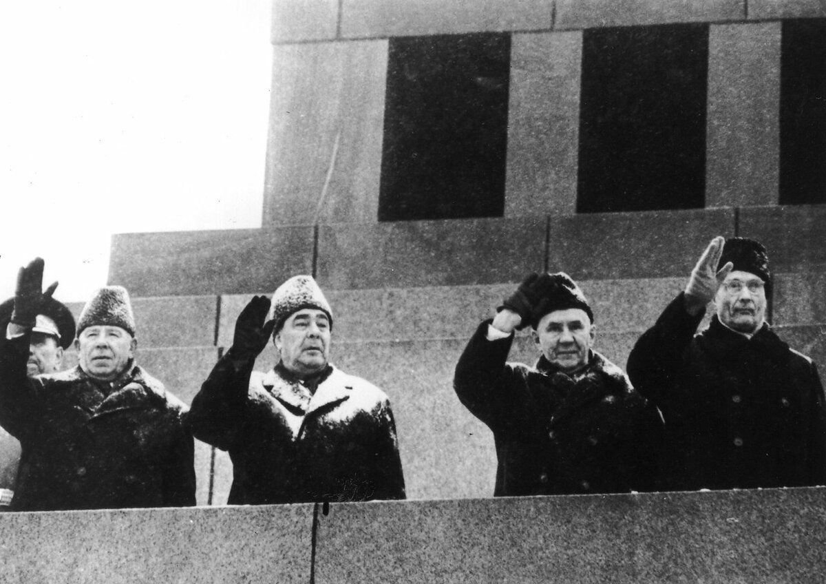 Члены Политбюро Брежнев на трибуне мавзолея