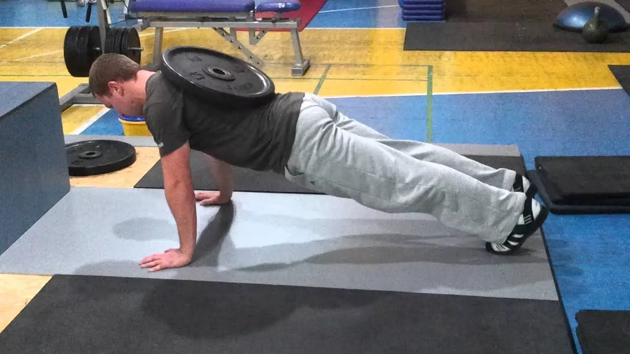 мужчина спорт. ламинат эггер скандинавский стиль. кнауф суперпол на деревянный пол. полу расширенный. схема визуального расширения пространства.