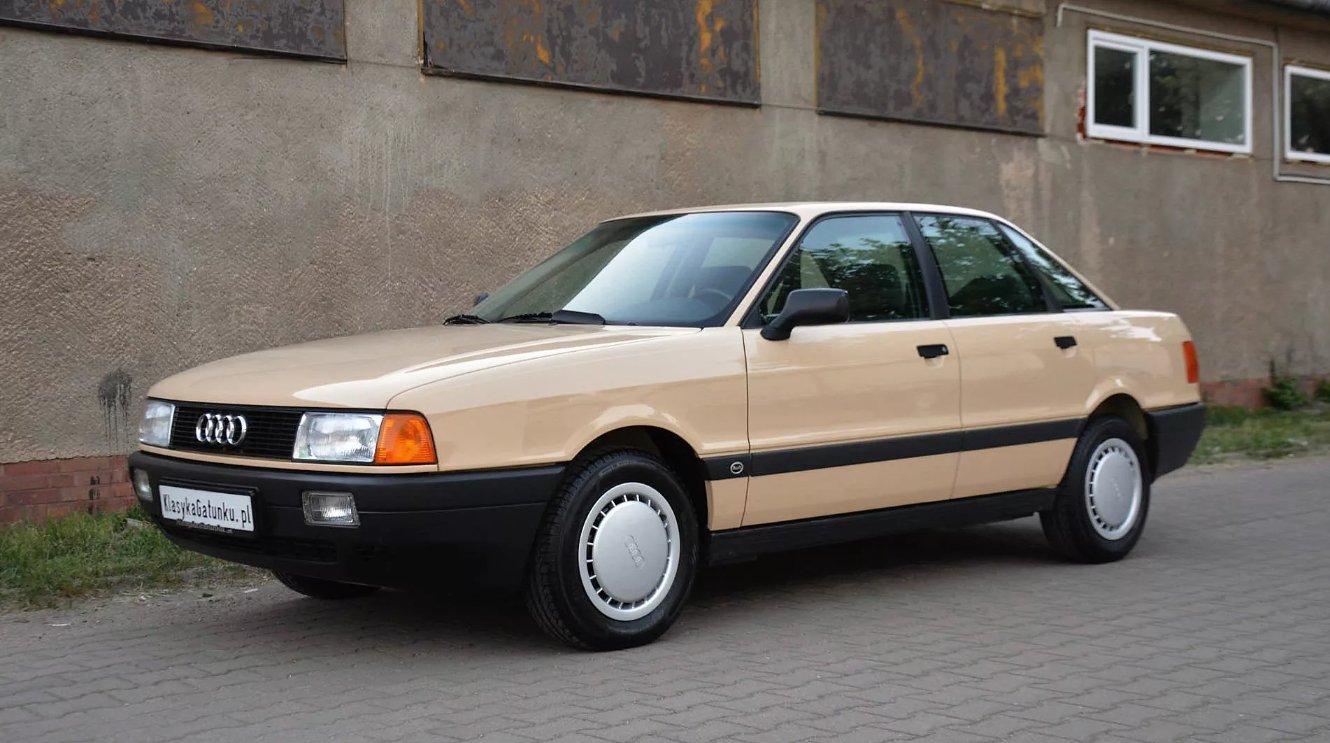 Машина ауди старого образца