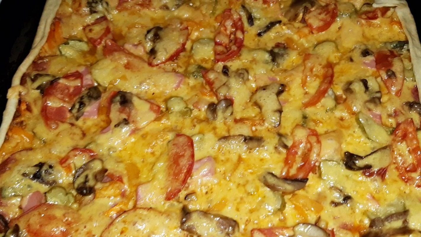пицца на слоеном тесте в духовке рецепт с колбасой и сыром и помидорами фото 99