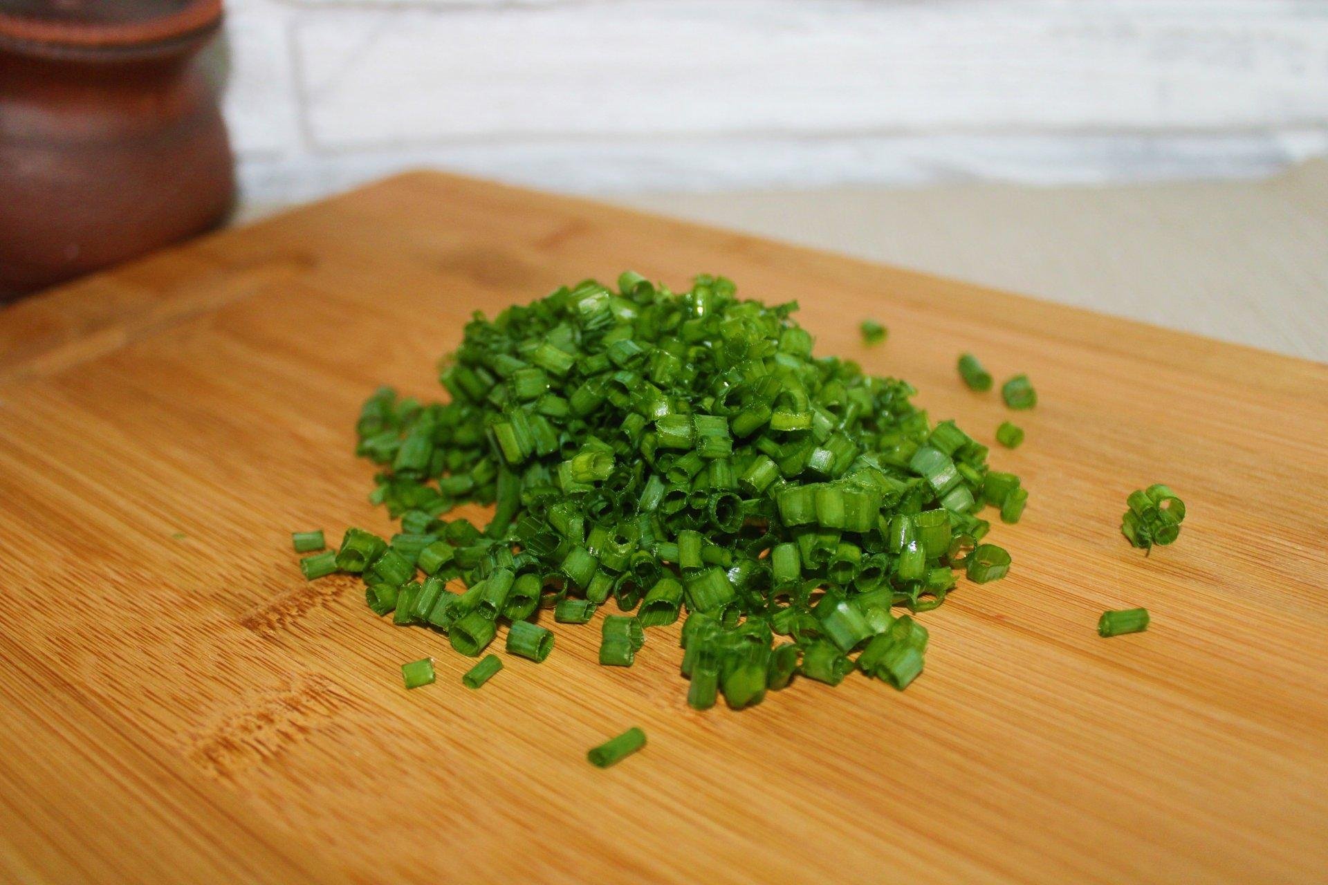 Зелень петрушки мелконарезанная. Петрушка нарезанная. Что можно готовить с петрушкой. Петрушка мелко нарезанная. Как мелко измельчить петрушку.