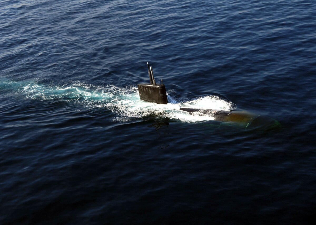 Фото подводной лодки в море