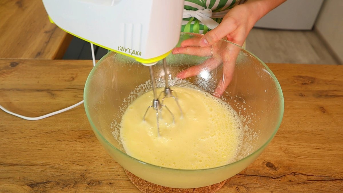 Обязательно ли добавлять яйцо в тесто. Яйца куриные мытые. Взбитые яйца с сахаром. Взбитые яйца. Взбитые яйца в миске.