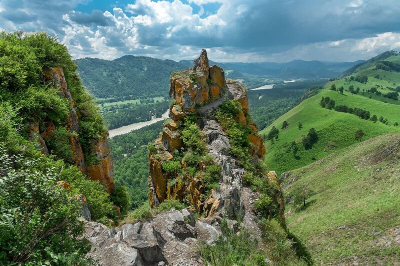 Ай край. Гора чёртов палец горный Алтай. Скала чертов палец Алтай. Гора чертов палец Алтайский край. Хребет уна-коз в Адыгее.