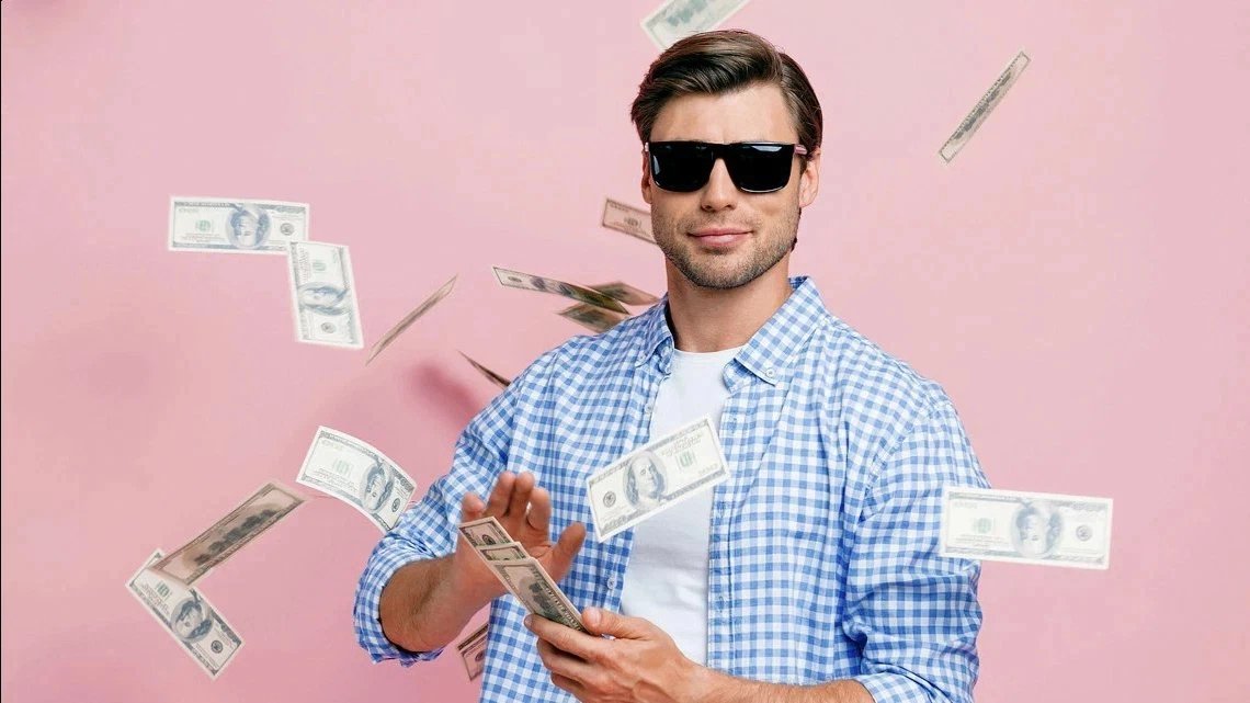 Мужчина с деньгами. Том деньгами. Куча денег. Том деньгами. Бизнесмен с кучей денег.