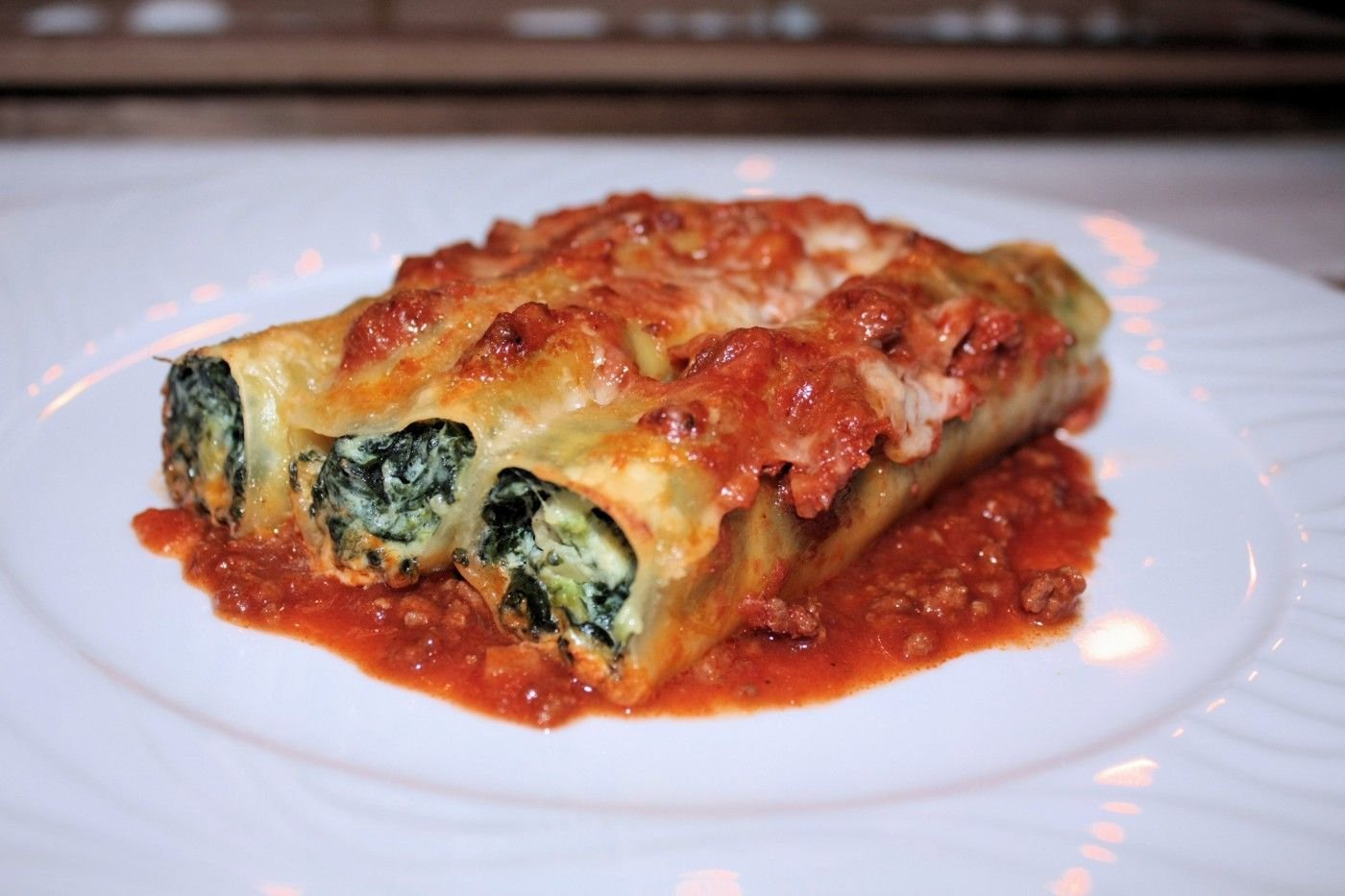 Каннеллони с фаршем под бешамель. Каннеллони. Каннеллони (Cannelloni). Каннеллони с куриным фаршем. Фаршированные каннеллони.