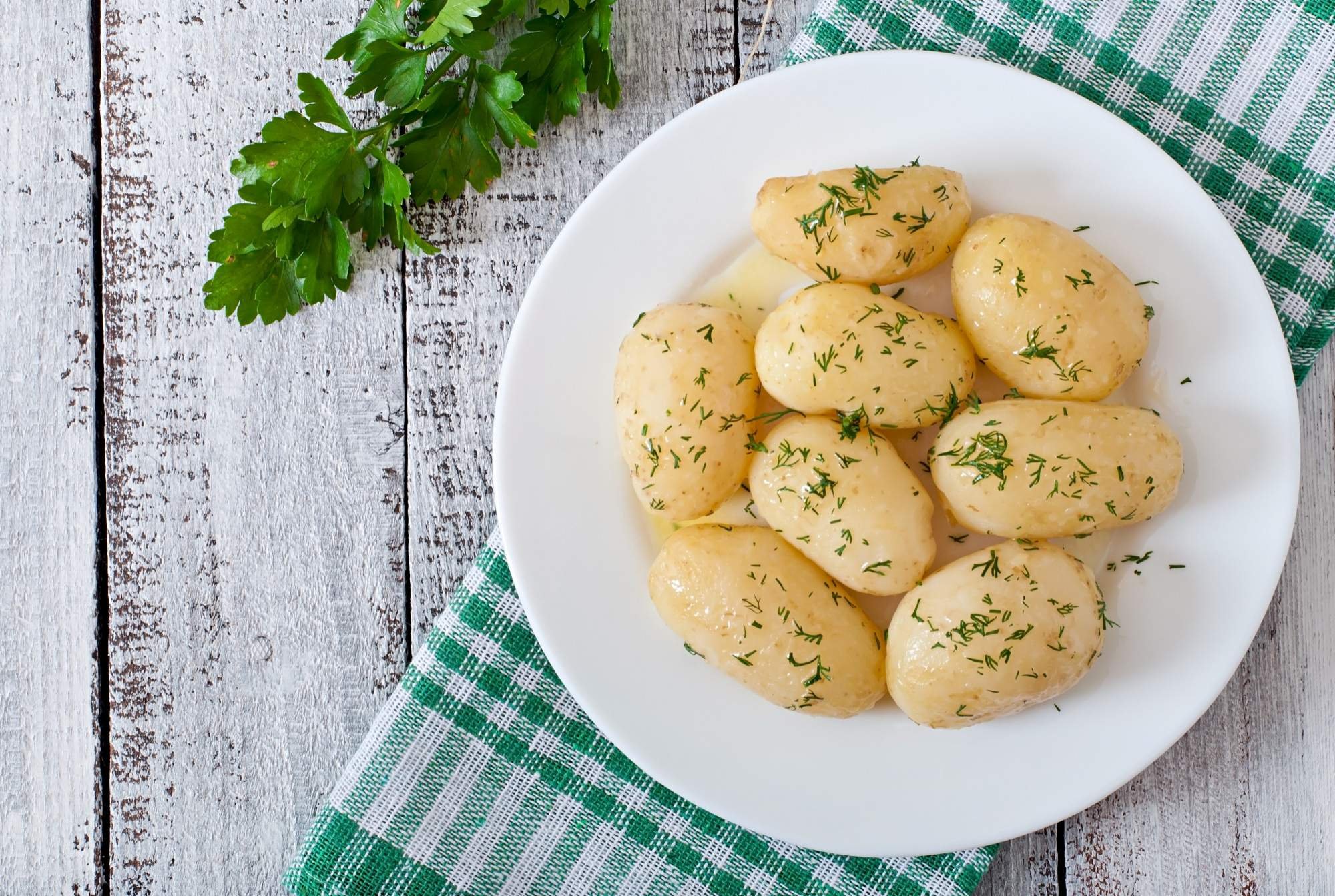 Вареный картофель. Картофель в тарелке. Картошка вареная на тарелке. Вареный картофель сверху. Картошка вареная вид сверху.