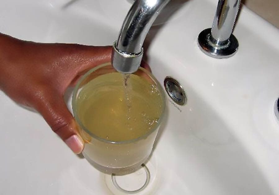 ржавая вода из под крана. грязная вода в кране. плохая вода. грязная водопроводная вода. мутная вода из под крана.