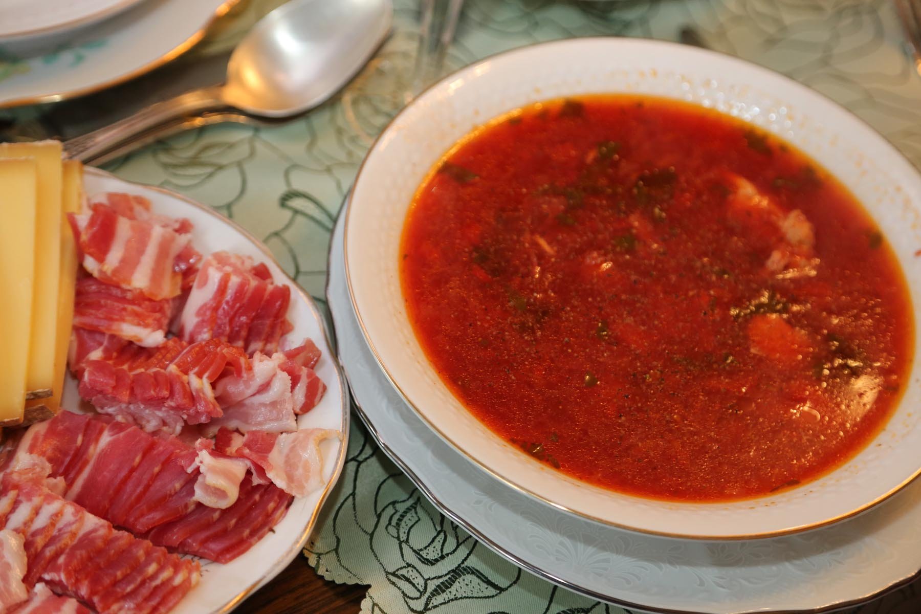 Борщ с мясом свинины. Борщ с чесноком. Борщ с грудинкой. Борщ с грудинкой и корейкой. Борщ с копченой грудинкой.