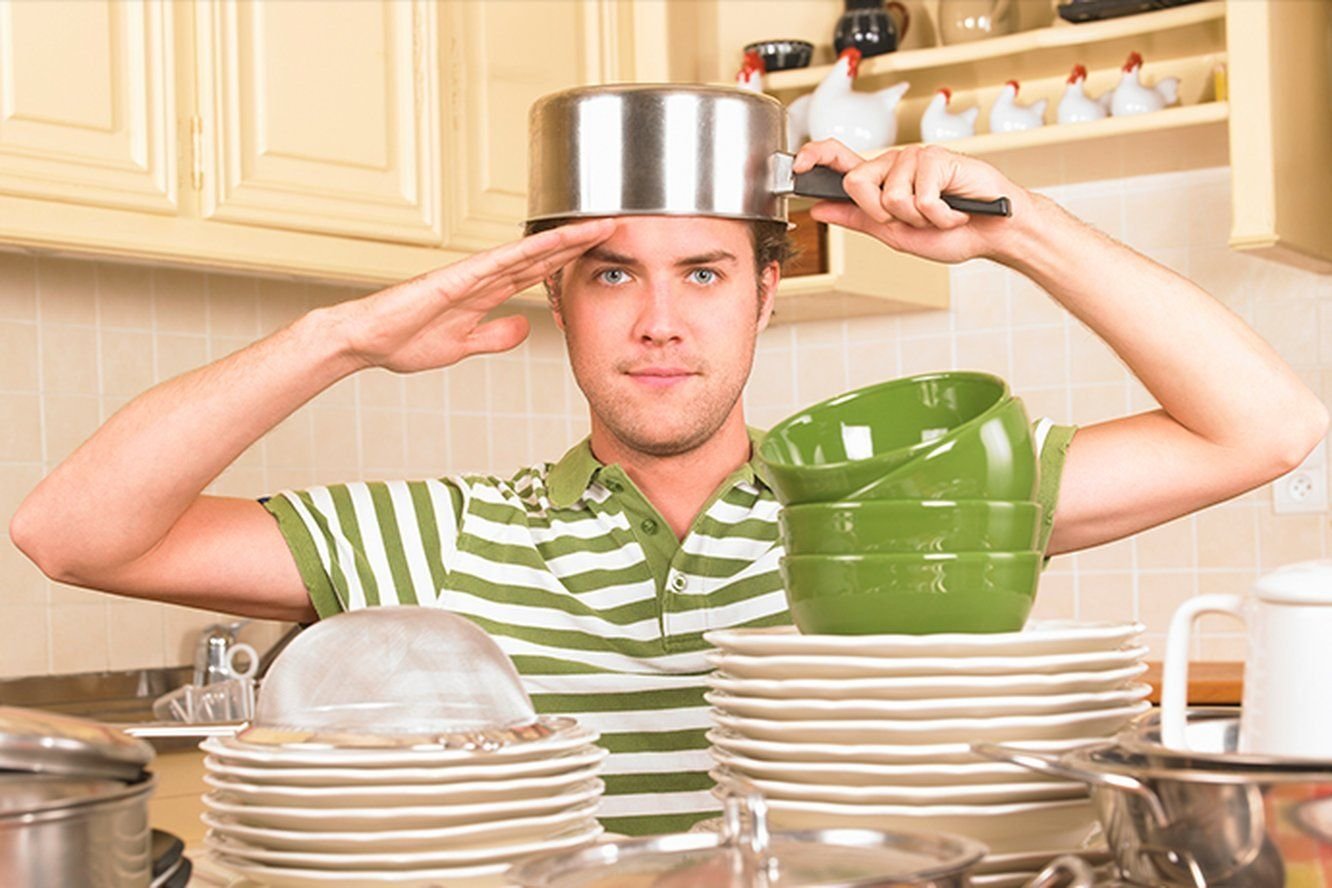Муж моет женщину. Мужчина на кухне. Мужчина моющий посуду. Мужчина моет посуду. Мужчина домохозяйка.