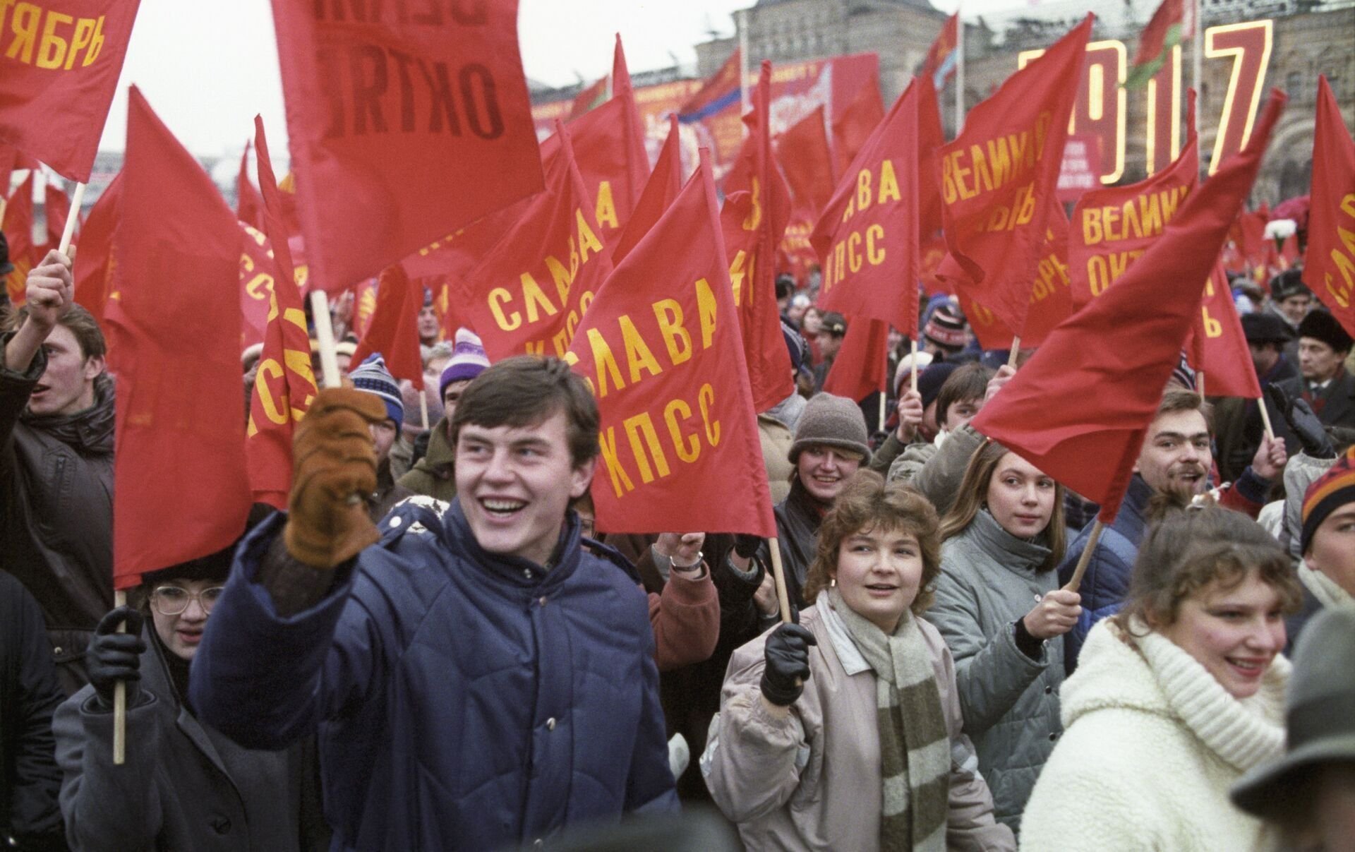 Ссср июль. Демонстрация 7 ноября в СССР. Праздник Октябрьской революции в СССР. День Великой Октябрьской социалистической революции СССР. Демонстрация в честь Октябрьской революции в СССР.