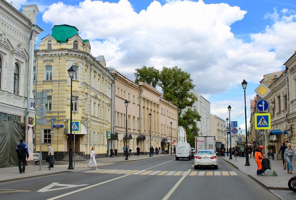 Улица есть там. Улица Покровка. Покровская улица Москва. Покровка Москва. Поковка улица в Москве.