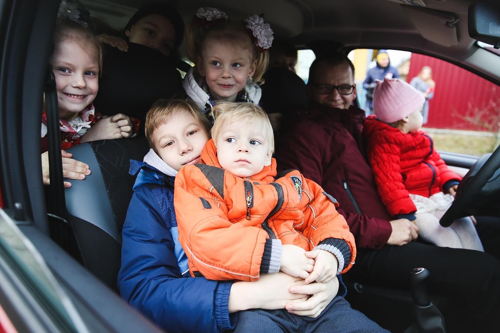 Семья кировых получила автомобиль и решила. Автомобиль для многодетной семьи. Автомобиль для многодетных. Семейный автомобиль для многодетных семей. Машина для многодетной семьи от государства.