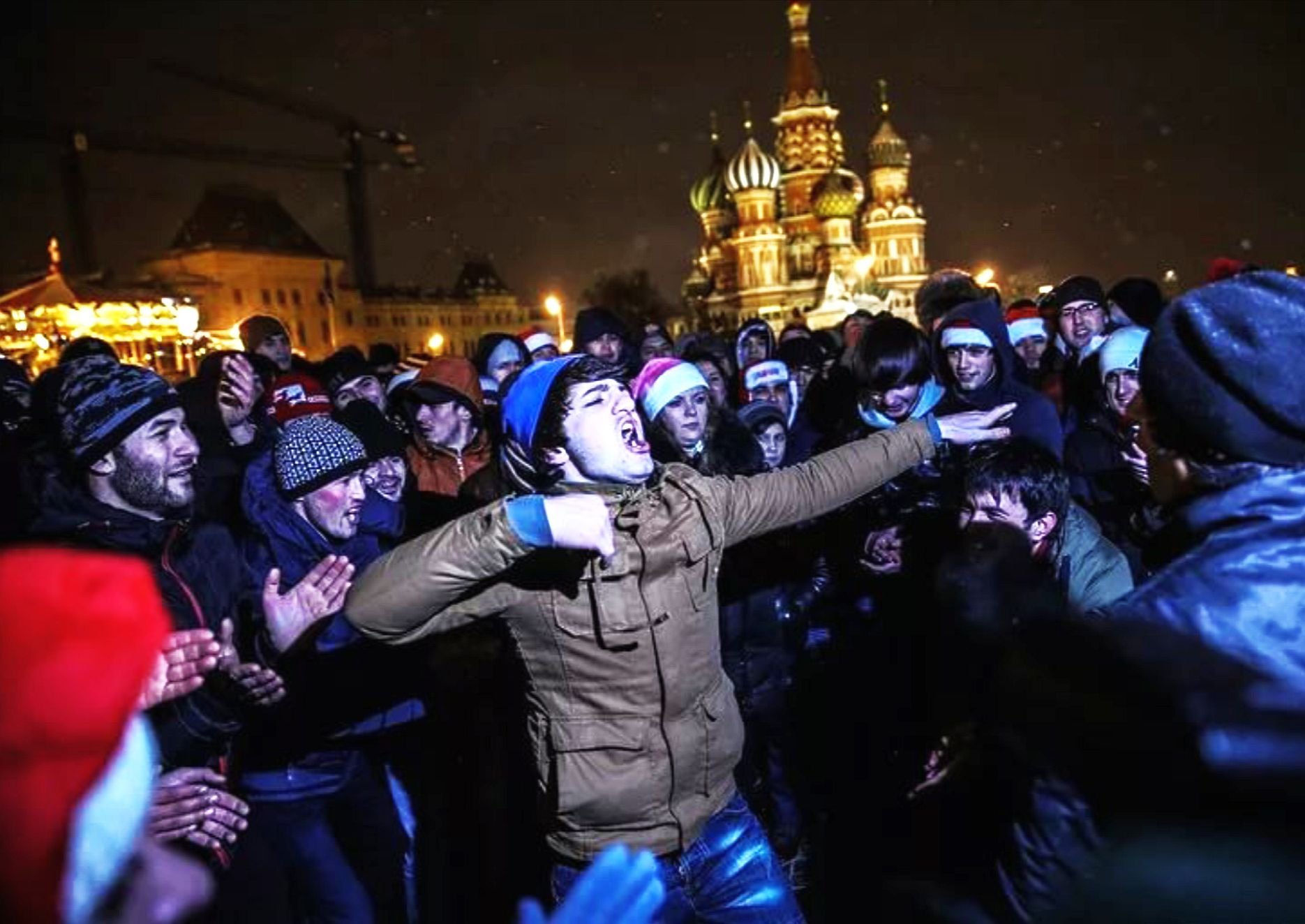 Почему россия агрессивная. Красная площадь новый год 2022 мигранты. Красная площадь новый год гастарбайтеры. Красная площадь новый год мигранты. Мигранты на красной площади.