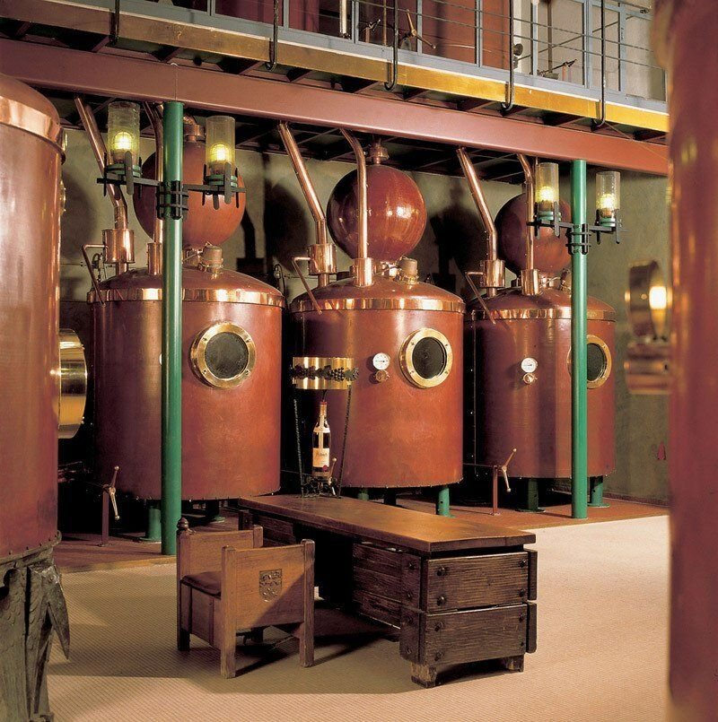 схема дистилляции эфирных масел. дистилляция масла. прибор клевенджера для определения эфирного масла. дистилляторы для производства эфирного масла. паровая дистилляция эфирного масла рисунок.