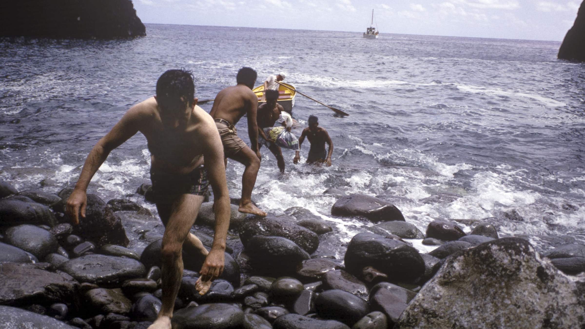 Жизнь женщин на необитаемом острове. Остров дикарей / Savage Island (1985). Человек на острове. Человек один на острове.