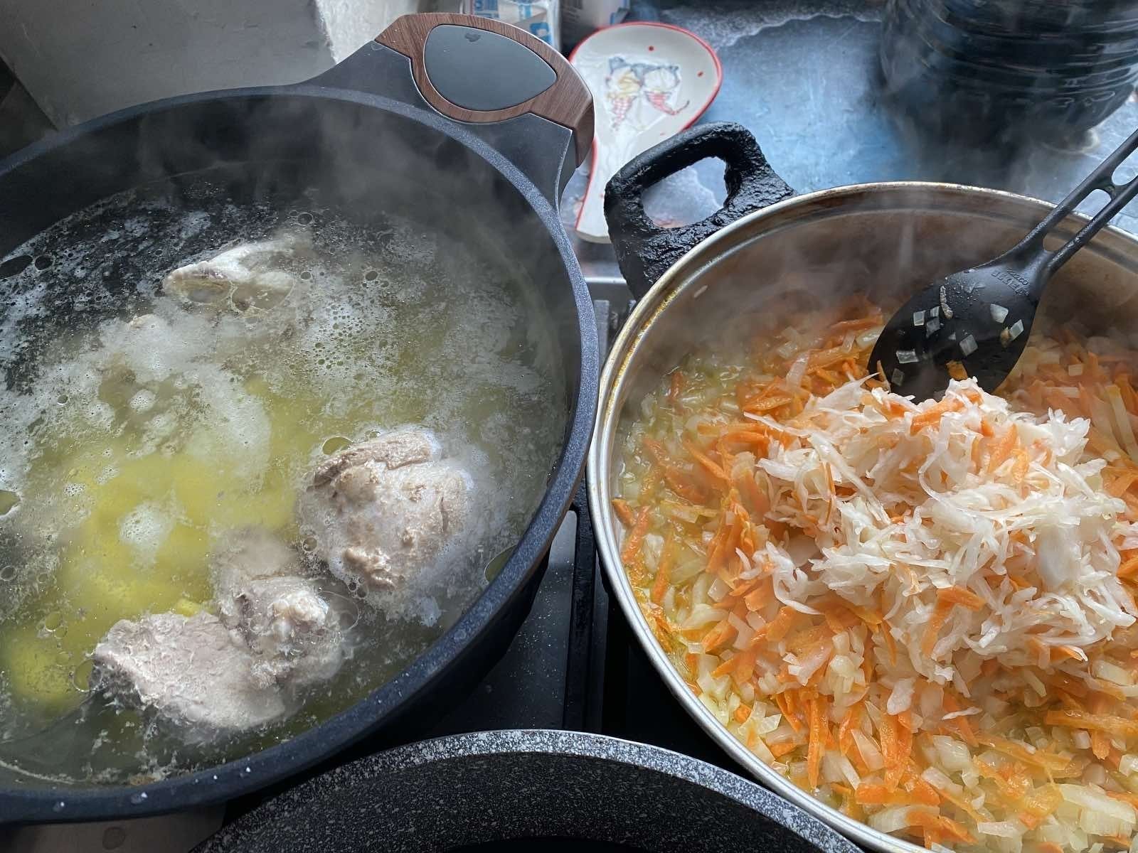 Брокколи в кастрюле. Вареная капуста. Как варить капусту в кастрюле. Брокколи для варки. Картофельные драники на терке добавляют муку.