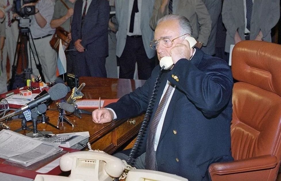 Террорист разговаривает по телефону. Ведение переговоров с террористами. Переговорщик с террористами. Переговоры с террористами. Терроризм презентация.